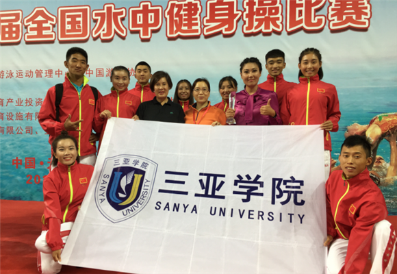 国家体育总局游泳中心部长张梅、温宇红为我校师生颁奖_副本.png