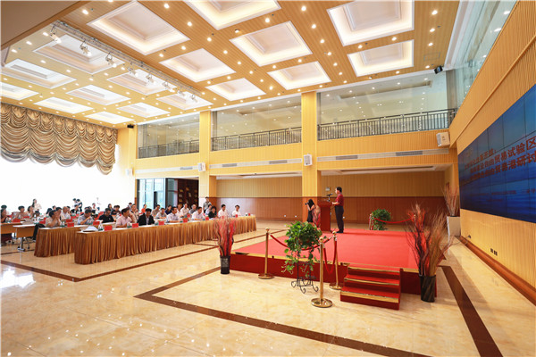当代海南论坛在我校召开.jpg