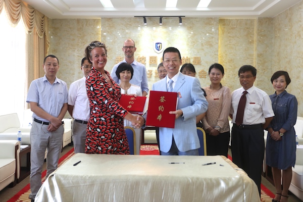 2015年6月，丹麦尼尔斯布劳克哥本哈根商学院校长一行来访我校签约中外合作办学项目的副本.JPG