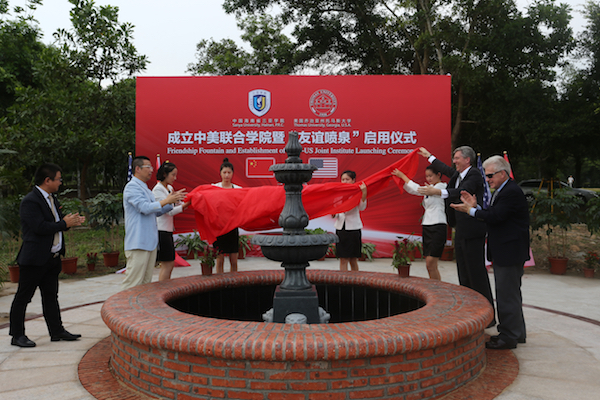 2016年5月，美国托马斯大学校长一行莅临我校，双方共建教育国际化办学协同体的副本.jpg
