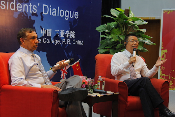 2012年3月，与英国华威大学进行合作对话的副本.JPG