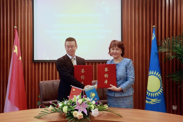 2016年12月，哈萨克斯坦阿拜国立师范大学代表团到访我校签约合作的副本.jpg