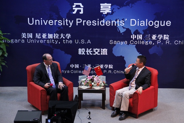 2012年3月，与美国尼亚加拉大学进行校长交流的副本.JPG