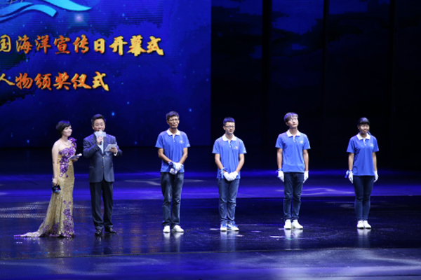 蓝丝带海洋志愿者服务社领取“2014年度海洋人物”奖.jpg