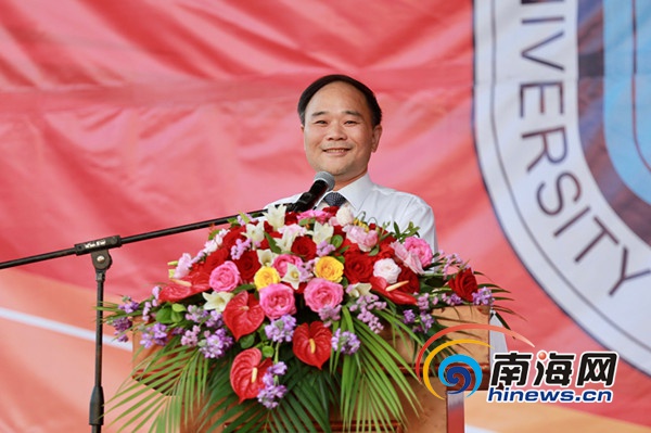 吉利集团董事长、沃尔沃全球汽车董事长、开云手机入口董事长李书福慷慨激昂地致辞，希望学生打好人生基础。.jpg