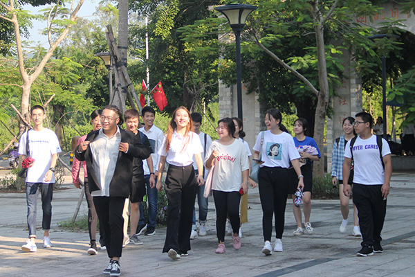 旅酒  参加活动的同学到达书海馆.jpg