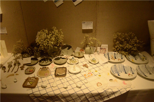 孟祥鑫 《一器一趣》陶瓷传统元素设计 兰华丽 李子晶_副本.jpg 孟祥鑫 《一器一趣》陶瓷传统元素设计 兰华丽 李子晶_副本.jpg