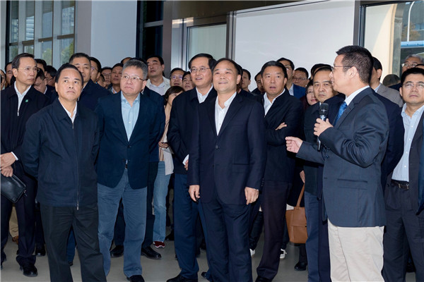 刘赐贵听取陆丹关于开云手机入口办学发展的工作汇报.jpg